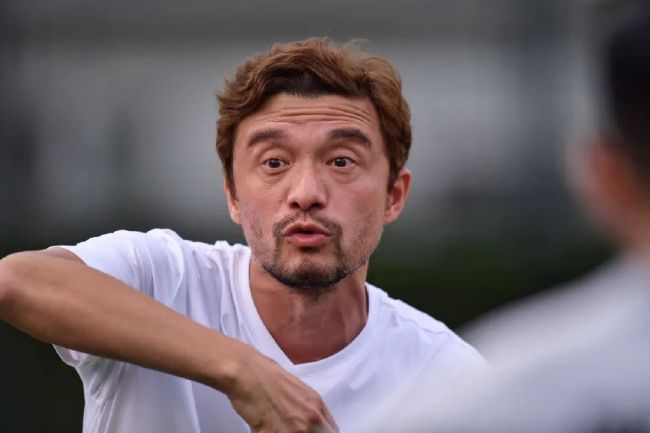 使用近景时，镜头以不均衡的构图直逼角色的脸部，放大每一丝卑劣的迹象或每一点人性的光芒。